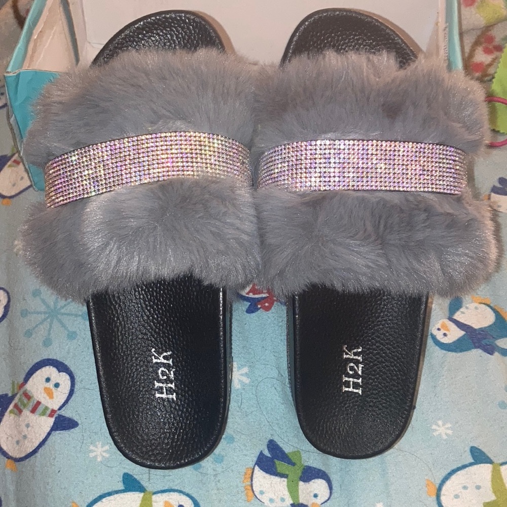 Selling these beautiful grey slides and hasn’t been on nobody’s feet & brand new